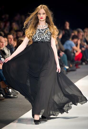 Ist das der neue Nackt-Trend? Bei der Fashion Week in Polen präsentieren Models transparente Mode - sehen Sie hier die besten Bilder.