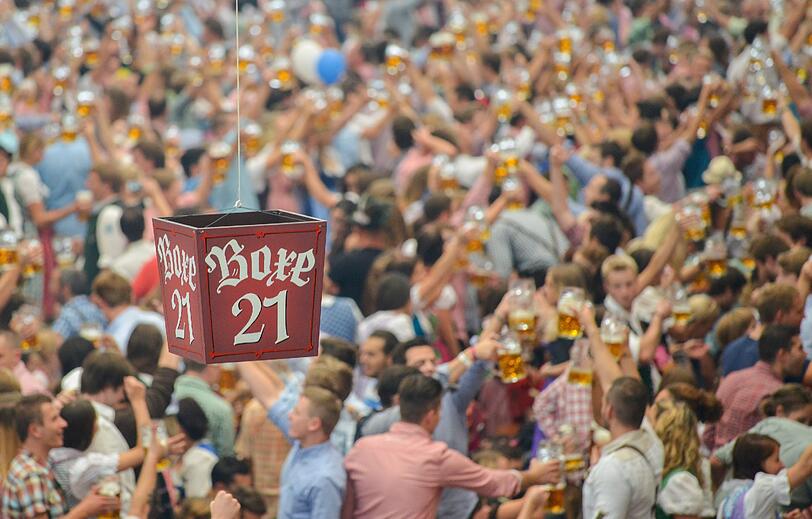 Auf der Wiesn geht?s wieder rund! Seit Samstag feiern die Münchner und Touristen auf der Wiesn. Die besten Wiesn-Bilder vom Samstag.