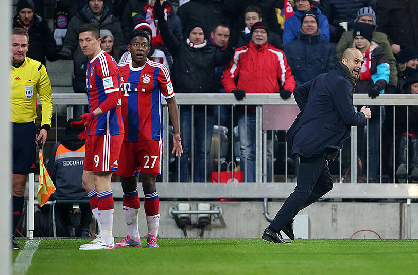 Im Laufschritt spurtet Pep die Linie zurück. Der Coach ist noch in Topform.
