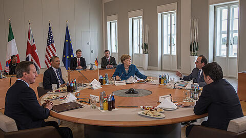 US-Präsident Barack Obama (3.v.l.), Bundeskanzlerin Angela Merkel (3.v.r., CDU) Großbritanniens Premierminister David Cameron (l.), Italiens Ministerpräsident Matteo Renzi (r.) und Frankreichs Präsident Francois Hollande (2.v.r.) am Montag in Hannover.