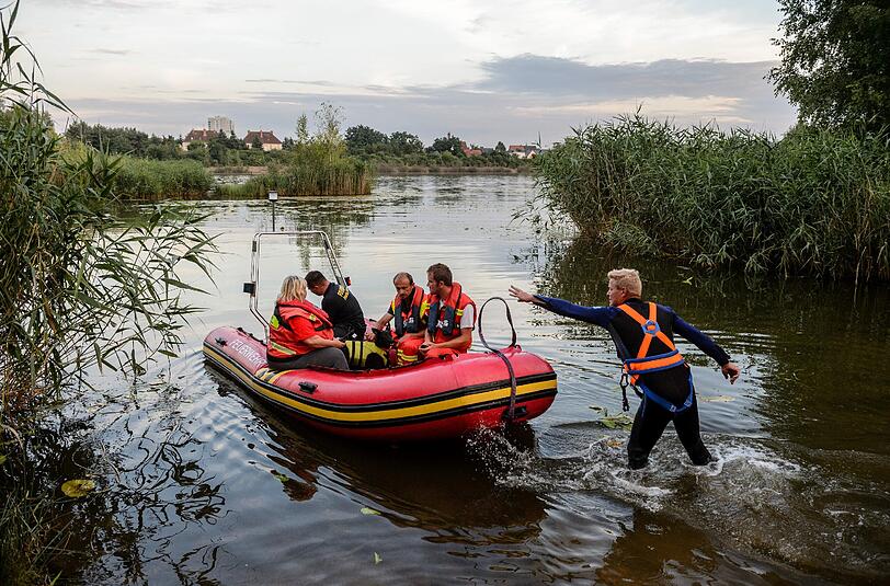 Rettungskräfte suchen nach einem Badeunfall am Heidesee nach zwei Vermissten. Foto: Jens Schlueter