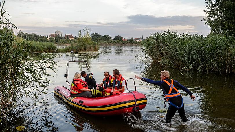 Rettungskräfte suchen nach einem Badeunfall am Heidesee nach zwei Vermissten. Foto: Jens Schlueter Rettungskräfte suchen nach einem Badeunfall am Heidesee nach zwei Vermissten. Foto: Jens Schlueter