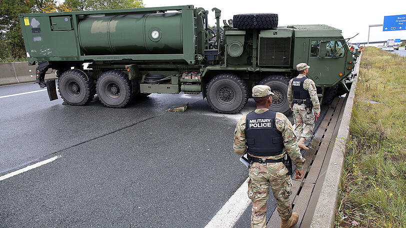 Ein kurioser Unfall der US Army legte am Samstag die A9 lahm. Die Bilder.