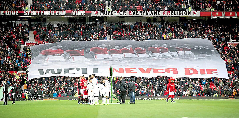 Und auch innerhalb des Old-Trafford-Stadions lebt der Mythos Manchester United weiter: Im Februar 2017 erinnern die Fans an ihre Helden des Klubs.