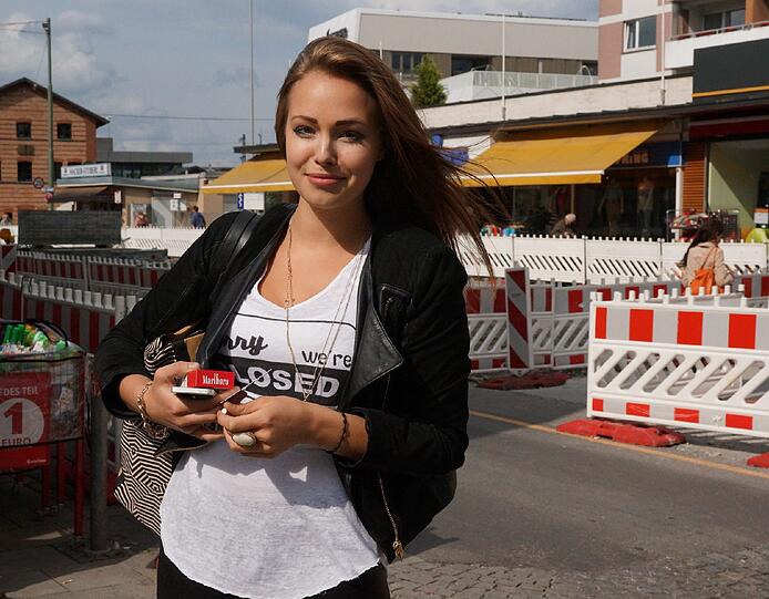 Julia Nummer 3 verschönert die Baustelle.