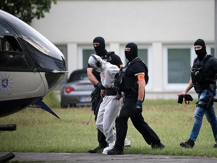 Ali B., der Tatverdächtige im Todesfall Susanna, wird von Beamten einer polizeilichen Spezialeinheit aus dem Justizzentrum zu einem Polizeihubschrauber gebracht.