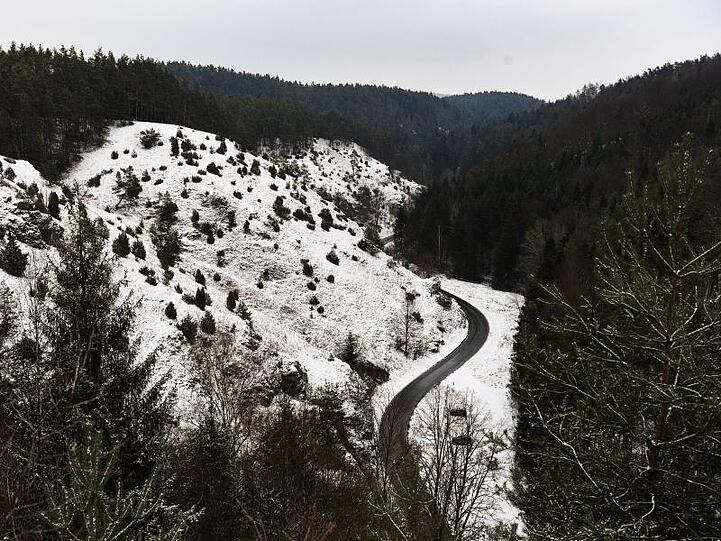 Eine Landstraße schlängelt sich durch das schneebedeckte Tal. Foto: Nicolas Armer