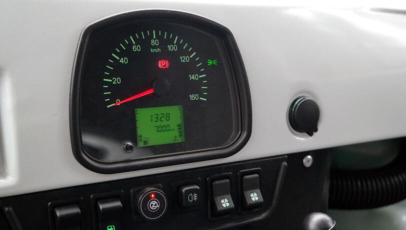 Neumodisch: Kilometer und Tankuhr des UAZ-Oldies werden digital angezeigt. Neumodisch: Kilometer und Tankuhr des UAZ-Oldies werden digital angezeigt.