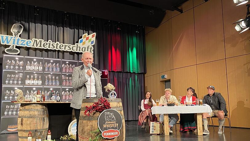 Siegfried Sandner witzelt, die Jury (v.l.) - Karin Obermaier, Johannes Berzl, Gerda Steiner und Fonse Doppelhammer - hören zu.