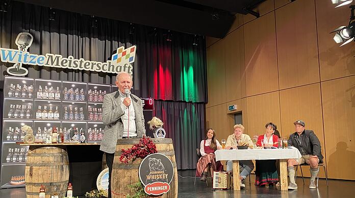 Siegfried Sandner witzelt, die Jury (v.l.) - Karin Obermaier, Johannes Berzl, Gerda Steiner und Fonse Doppelhammer - hören zu.
