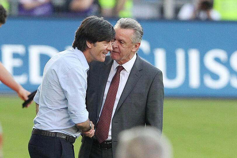Zwei Legenden, ein Spektakel: Im Mai 2012 hatte Ex-Bayern-Trainer Ottmar Hitzfeld (r.) dank eines Dreierpacks von Eren Derdiyok das bessere Ende gegen Joachim Löw (l.) und das DFB-Team für sich: Die Schweizer gewannen 5:3.