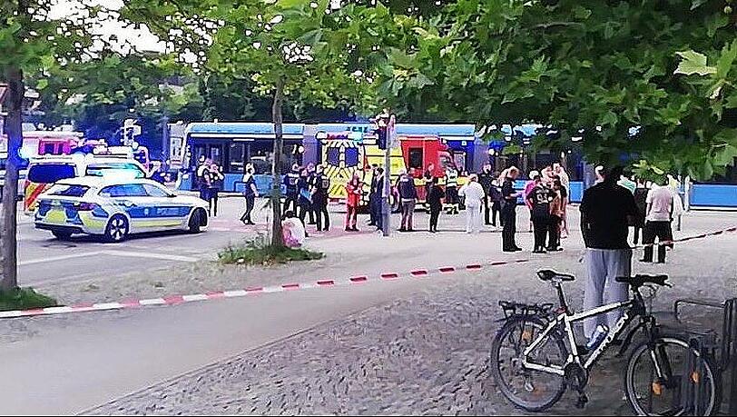 Die Unfallstelle am Donnerstagabend. Ein Großaufgebot an Einsatzkräften kümmerte sich um die Unfallopfer.