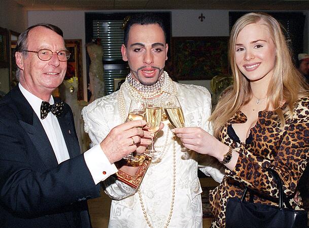 Harald Gl&ouml;&ouml;ckler (Mitte) vor knapp 26 Jahren. Im Laufe der Zeit hat sich der Modedesigner deutlich ver&auml;ndert.