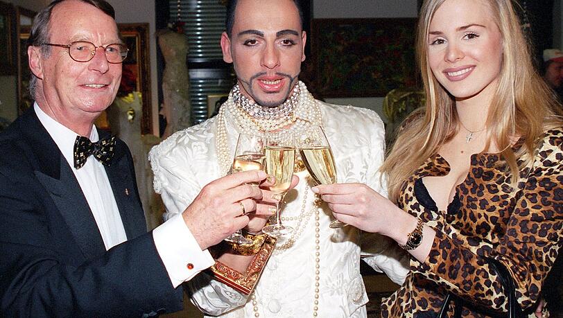 Harald Gl&ouml;&ouml;ckler (Mitte) vor knapp 26 Jahren. Im Laufe der Zeit hat sich der Modedesigner deutlich ver&auml;ndert.