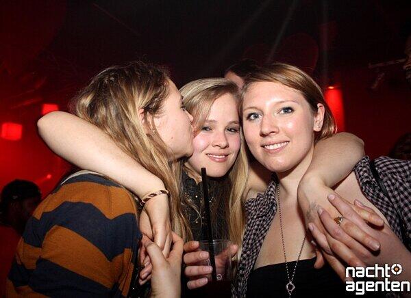Lap-Dance und sehr viel nackte Haut. Bei der "Party Pornös in der Nachtgalerie ging?s am Mittwoch heiß her! Mehr Bilder unter: www.nachtagenten.de