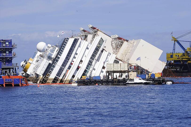 Die aufwendige Bergungsaktion der havarierten "Costa Concordia" ist angelaufen. Ganz langsam richtet sich das Kreuzfahrtschiff auf. Die Bilder von der spektakulären Bergung.