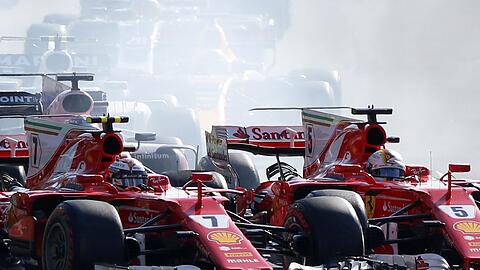 Motorsport: Formel-1-Weltmeisterschaft, Grand Prix von Aserbaidschan in Baku (Aserbaidschan). Der Finne Kimi Räikkönen vom Team Scuderia Ferrari (l) und der Deutsche Sebastian Vettel vom Team Scuderia Ferrari auf der Rennstrecke.