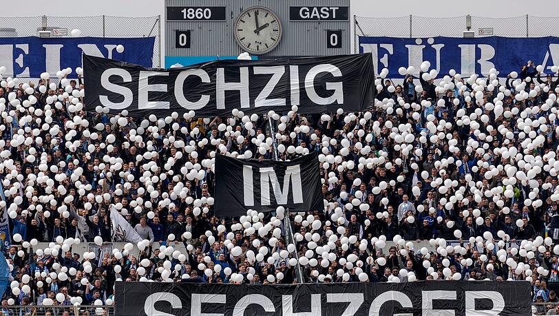 Fans demonstrieren für den Verbleib im Stadion. Fans demonstrieren für den Verbleib im Stadion.