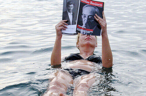 Beim Baden Zeitung lesen: Der hohe Salzanteil im Wasser macht's möglich.