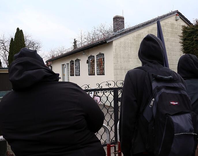 Rund 1000 Münchner haben im März gegen das "Braune Haus" in Obermenzing demonstriert.