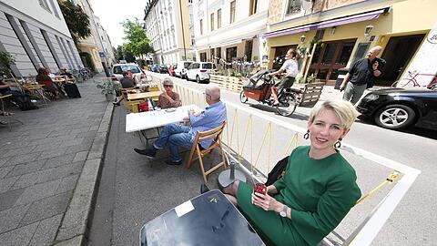 Schanigarten hier, Schanigarten da und eine Lastenradlerin: Ungefähr so stellt sich Bürgermeisterin Katrin Habenschaden (rechts), hier in Haidhausen, die Stadt vor.