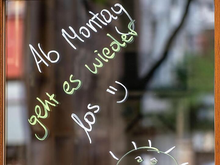 Mit den Worten "Ab Montag geht es wieder los" im Schaufenster kündigt ein Geschäft in Frankurt am Main die Öffnung an.