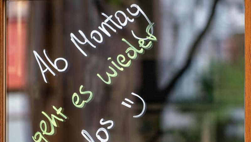 Mit den Worten "Ab Montag geht es wieder los" im Schaufenster kündigt ein Geschäft in Frankurt am Main die Öffnung an. Mit den Worten "Ab Montag geht es wieder los" im Schaufenster kündigt ein Geschäft in Frankurt am Main die Öffnung an.