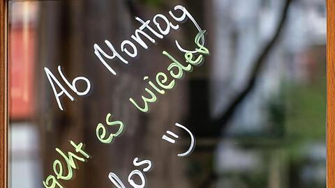 Mit den Worten "Ab Montag geht es wieder los" im Schaufenster kündigt ein Geschäft in Frankurt am Main die Öffnung an.