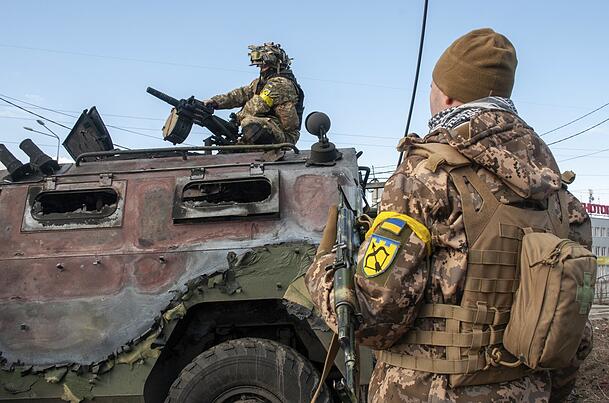 Ukrainische Soldaten inspizieren ein beschädigtes Militärfahrzeug nach Kämpfen in Charkiw. Ukrainische Soldaten inspizieren ein beschädigtes Militärfahrzeug nach Kämpfen in Charkiw.