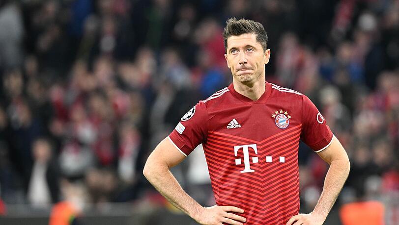 Robert Lewandowski von Bayern München steht auf dem Spielfeld.