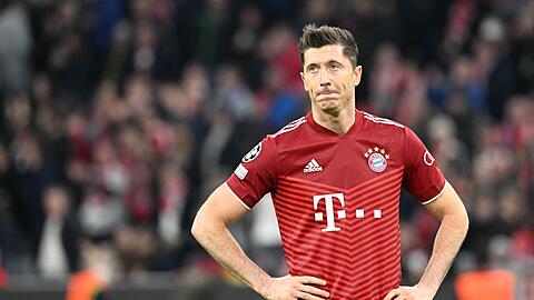 Robert Lewandowski von Bayern München steht auf dem Spielfeld.