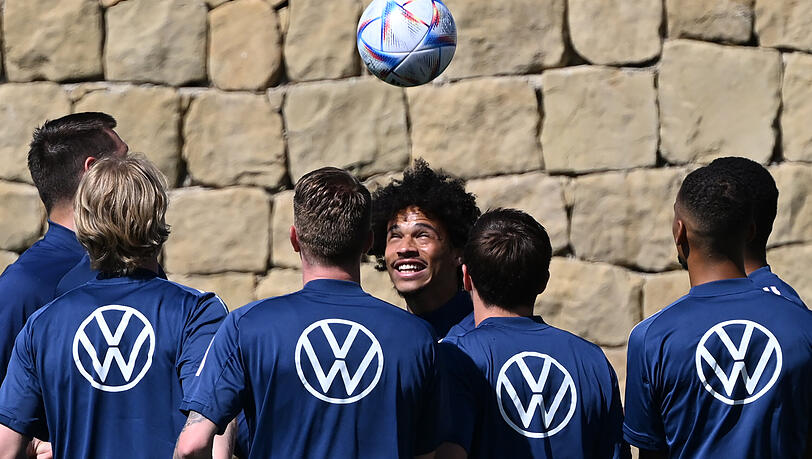 Gute Laune: Leroy Sané (M.) im DFB-Training. Gute Laune: Leroy Sané (M.) im DFB-Training.