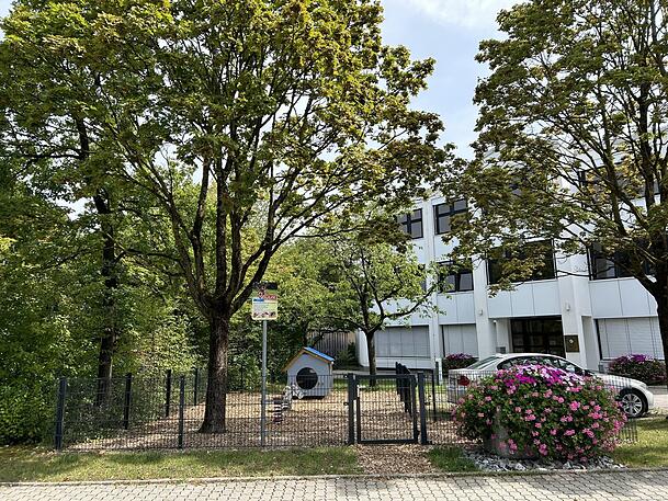 Mit diesem kürzlich errichteten Spielplatz will Aschheim den Hanf-Betrieb in der Gemeinde einschränken Mit diesem kürzlich errichteten Spielplatz will Aschheim den Hanf-Betrieb in der Gemeinde einschränken