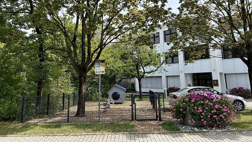 Mit diesem kürzlich errichteten Spielplatz will Aschheim den Hanf-Betrieb in der Gemeinde einschränken Mit diesem kürzlich errichteten Spielplatz will Aschheim den Hanf-Betrieb in der Gemeinde einschränken