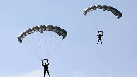 Schockierende Augenblicke erlebte eine Gruppe von Fallschirmspringern in Australien, doch am Ende ging alles glimpflich aus. (Symbolbild)