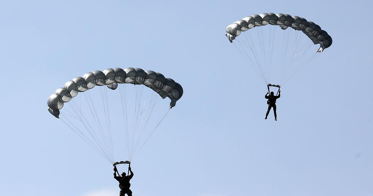 Drama-in-der-Luft-Fallschirmspringer-h-ngt-an-Flugzeugheck