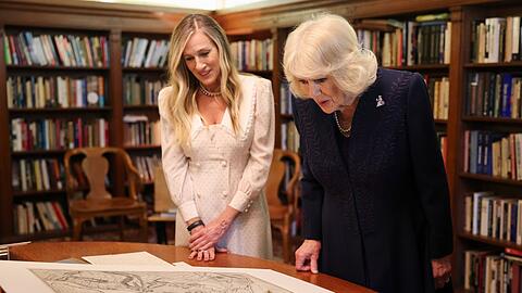 K&ouml;nigin Camilla und Sarah Jessica Parker bei einem Event in der New York Public Library.