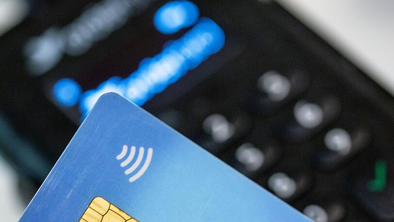 Im vergangenen Jahr haben Verbraucher in Deutschland so häufig bargeldlos mit der Girocard bezahlt wie nie. (Symbolbild) Im vergangenen Jahr haben Verbraucher in Deutschland so häufig bargeldlos mit der Girocard bezahlt wie nie. (Symbolbild)