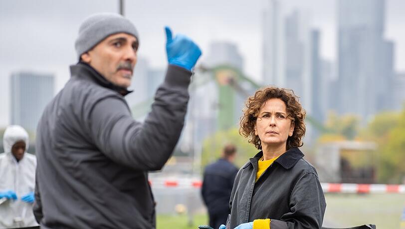 "Frankfurt Mord: Ein neues Leben": Nach einer kurzen Nacht trifft die leitende Ermittlerin Sarah Frankfurter (Marie-Lou Sellem, r.) am Tatort ein. "Frankfurt Mord: Ein neues Leben": Nach einer kurzen Nacht trifft die leitende Ermittlerin Sarah Frankfurter (Marie-Lou Sellem, r.) am Tatort ein.