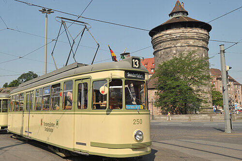 [BU]Fast wie früher: Die 50 Jahre alte &bdquo;Linie 13&ldquo; begibt sich als Sonderfahrt wieder auf die Schienen.
