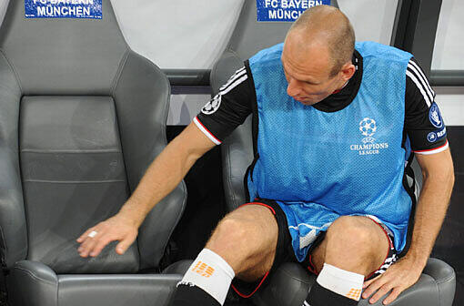 Zum Bankdrücken verurteilt: der angeschlagene Arjen Robben.