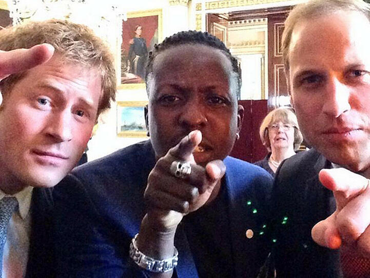 Prinz Harry (l), neben Jamal Edwards (m) und seinem Bruder Prinz William (r)