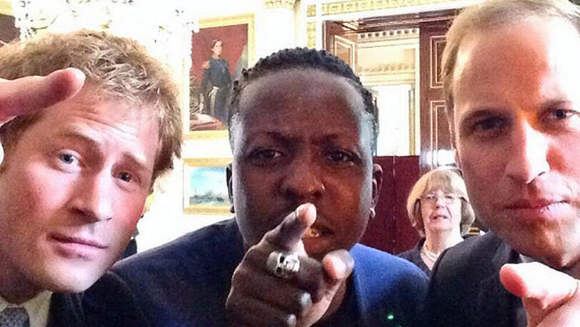Prinz Harry (l), neben Jamal Edwards (m) und seinem Bruder Prinz William (r) Prinz Harry (l), neben Jamal Edwards (m) und seinem Bruder Prinz William (r)
