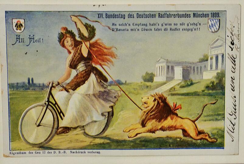 Auf dieser alten Postkarte des Deutschen Radfahrerbundes ist die Bavaria für einen Ausflug mit einem Löwen von ihrem Sockel gesprungen.