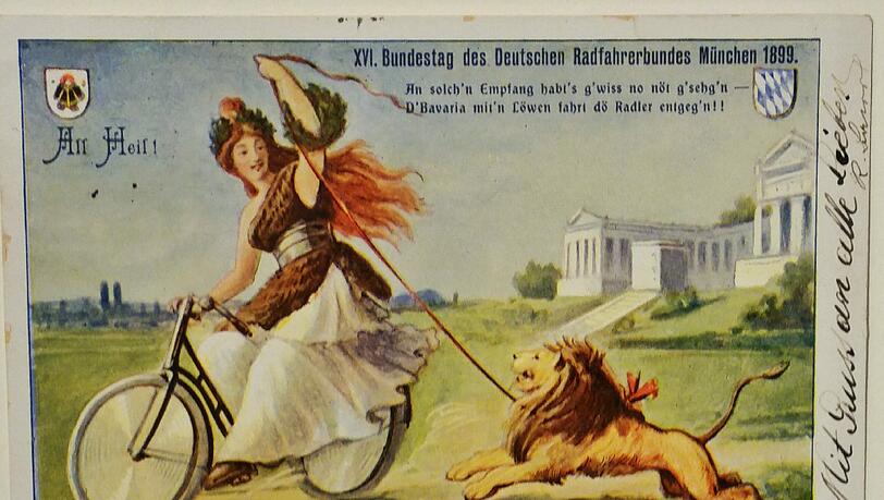 Auf dieser alten Postkarte des Deutschen Radfahrerbundes ist die Bavaria für einen Ausflug mit einem Löwen von ihrem Sockel gesprungen. Auf dieser alten Postkarte des Deutschen Radfahrerbundes ist die Bavaria für einen Ausflug mit einem Löwen von ihrem Sockel gesprungen.