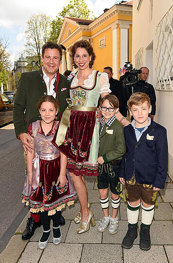 Lola Paltinger und Andreas Meister mit Kindern