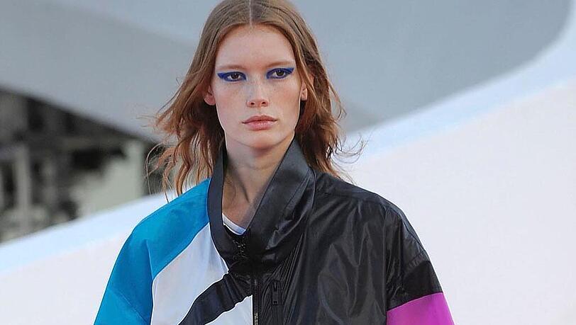 Model zeigt die beliebtesten Looks. Model zeigt die beliebtesten Looks.