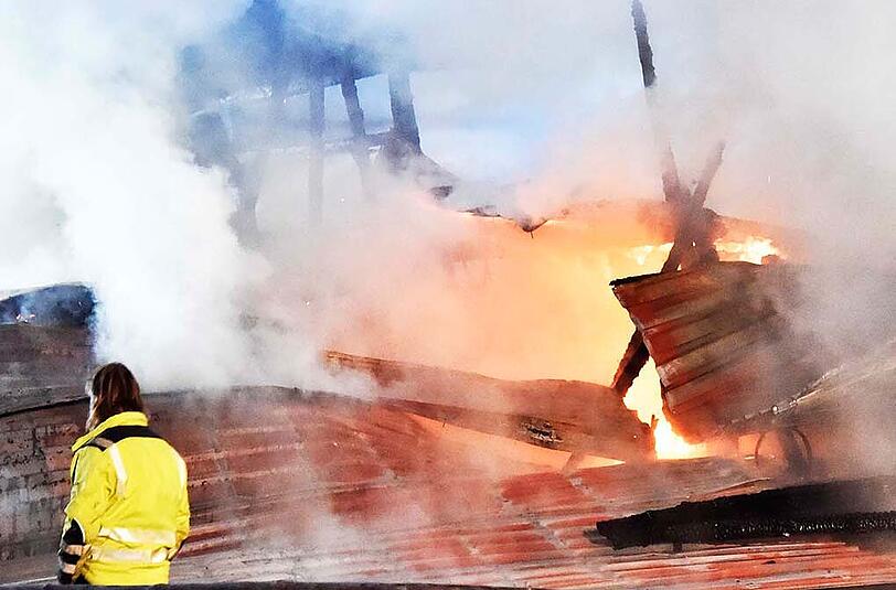 Eine halbe Million Euro: So hoch schätzt die Polizei den Sachschaden nach dem schweren Stallbrand in Au in der Hallertau. Die Bilder vom Feuerwehreinsatz.