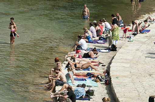 Nahe der Corneliusbrücke ist die Isar vor allem Naherholungsgebiet. Aber auch für Tiere und Pflanzen soll weiterhin Platz sein.