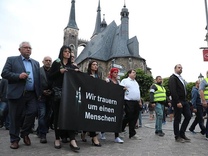 Teilnehmer einer Kundgebung trauern um den verstorbenen 22-Jährigen.